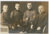 Gustav Seifert mit seinen drei Söhnen 1914