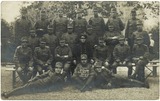 Foto van groep poserend soldaten te Klaaswaal, Zuid-Holland in 1918