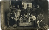 Foto van poserende soldaten met zelfgemaakte voorwerpen