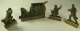 Kriegsspielzeug, vier Soldaten aus Holz und Pappe