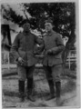 Ludwig Katterbach raucht mit Kriegskamerad