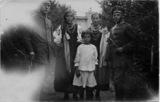 Ludwig Katterbach mit jungen, geschmückten Ukrainerinnen und einem Kriegskameraden